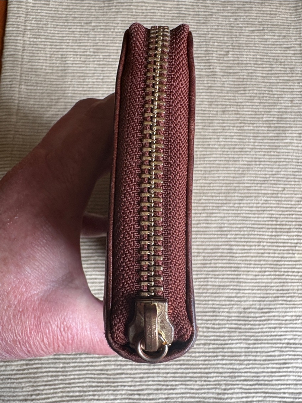 Tory Burch Brown Leather Zip Wallet with Gold Logo - Picture 4 of 7